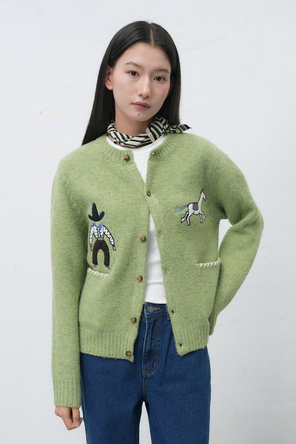 [25FW] UNISEX 카우보이 크루넥 가디건은 부드러운 울 소재로 제작되어 가을과 겨울에 따뜻하게 착용하기 좋은 가디건입니다. 유니섹스 디자인으로 남녀 모두 편안하게 즐길 수 있으며, 라운드넥과 레귤러핏으로 제작되었습니다. 캐주얼, 클래식, 미니멀 스타일을 모두 소화할 수 있으며, 그린 컬러에 동물 자수 디테일이 포인트로 더해져 유니크함을 선사합니다. 긴 소매 기장과 두꺼운 두께감으로 보온성을 높였으며, 버튼 여밈으로 간편하게 착용할 수 있습니다.
