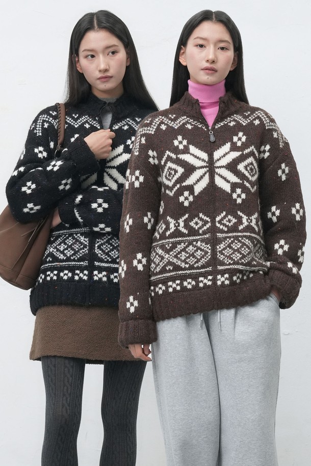 [25FW] UNISEX 하이넥 노르딕 집업 가디건은 가을, 겨울 시즌에 어울리는 유니섹스 스타일의 가디건입니다. 부드러운 울 소재에 두꺼운 두께감으로 따뜻함을 더하고, 하이넥 디자인과 집업 스타일로 편안한 착용감을 제공합니다. 블랙, 브라운 두 가지 색상으로 출시되었으며, 노르딕 패턴이 캐주얼한 무드를 연출합니다. 출근룩, 연말 모임룩 등 다양한 TPO에 활용 가능하며, 캐주얼, 클래식, 미니멀 스타일을 즐겨 입는 고객에게 추천합니다.
