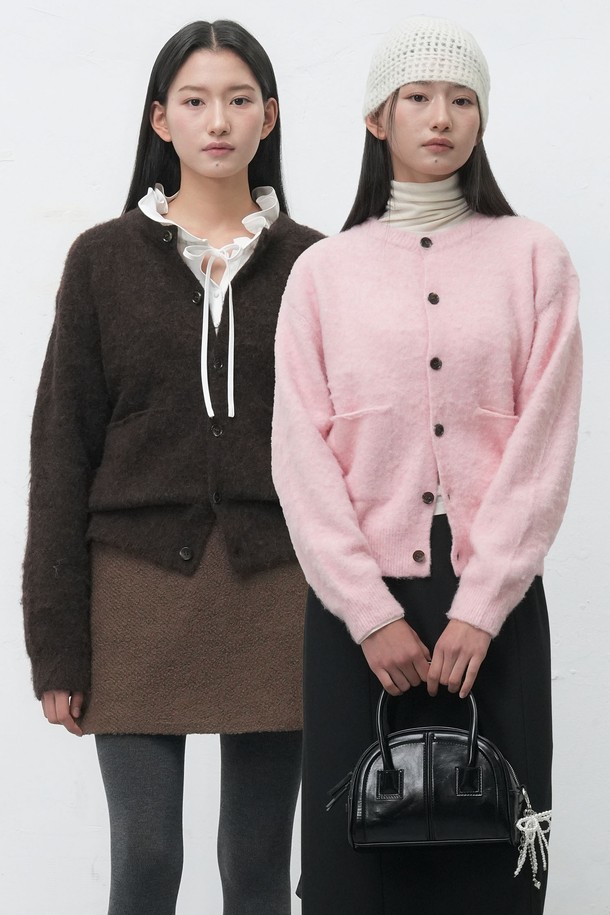 [25FW] UNISEX 헤어리 니트 포켓 가디건은 가을, 겨울 시즌에 어울리는 유니섹스 스타일의 니트 가디건입니다. 부드러운 울 소재와 두꺼운 두께감으로 포근한 착용감을 선사하며, 레귤러 핏으로 편안하게 착용할 수 있습니다. 무지 패턴에 라운드넥 디자인, 긴소매 기장으로 베이직하고 캐주얼한 무드를 연출합니다. 헤어리 텍스처와 포켓 디테일이 특징이며, 버튼 여밈으로 간편하게 착용할 수 있어 출근룩을 포함한 다양한 일상 스타일링에 활용하기 좋습니다. 핑크, 브라운, 블랙 3가지 컬러로 만나보세요.
