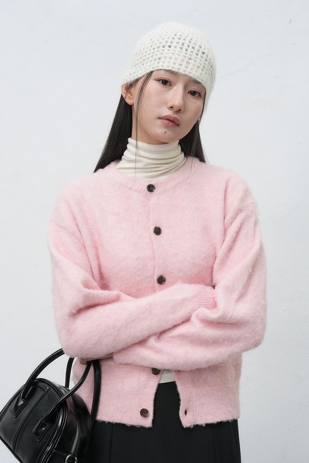 [25FW] 유니섹스 헤어리 니트 포켓 가디건 [3COL] / SBE4U04019는 부드러운 울 소재로 제작되어 가을, 겨울 시즌에 따뜻하게 착용할 수 있는 니트 가디건입니다. 베이직하고 캐주얼한 스타일로, 데이트룩이나 모임룩에 활용하기 좋습니다. 레귤러핏에 라운드넥 디자인으로, 다양한 스타일 연출이 가능하며, 핑크 컬러와 헤어리 텍스처가 특징입니다. 긴 소매 기장과 두꺼운 두께감으로 포근함을 더하며, 버튼 여밈 방식과 포켓 디테일이 실용성을 높입니다. 캐주얼, 클래식, 미니멀 스타일을 즐겨 입는 분들께 추천합니다.
