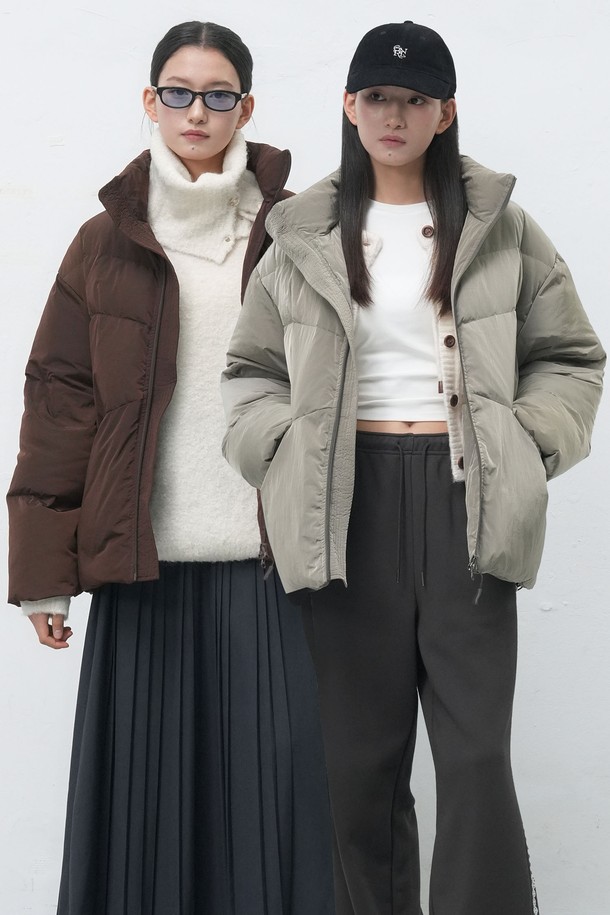 [25FW] 유니섹스 에어 믹스 미니멀 숏 푸퍼는 일상, 출근룩, 여행룩에 모두 어울리는 아우터입니다. 베이지와 브라운 두 가지 색상으로 출시되었으며, 미니멀한 스타일과 무지 디자인이 특징입니다. 가을과 겨울에 적합하며, 두껍고 부드러운 나일론 소재로 제작되어 편안한 착용감을 선사합니다. 오버핏 숏 기장으로 트렌디함을 더하며, 지퍼형 여밈과 긴 소매 디자인으로 활동성을 높였습니다. 에어 믹스 충전재를 사용하여 보온성을 극대화한 패딩입니다.
