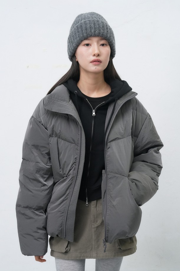 [25FW] UNISEX 에어 믹스 미니멀 숏 푸퍼는 미니멀한 스타일의 유니섹스 패딩입니다. 가을과 겨울에 착용하기 좋으며, 일상, 출근룩, 여행룩에 모두 활용할 수 있습니다. 부드러운 촉감의 나일론 소재와 두꺼운 두께감으로 따뜻함을 더했습니다. 숏 기장의 오버핏 디자인에 집업 여밈 방식으로 편안하게 착용 가능하며, 에어 믹스 소재를 사용하여 보온성을 높였습니다. 그레이 컬러의 무지 디자인으로 시크하고 캐주얼한 스타일을 연출할 수 있습니다.
