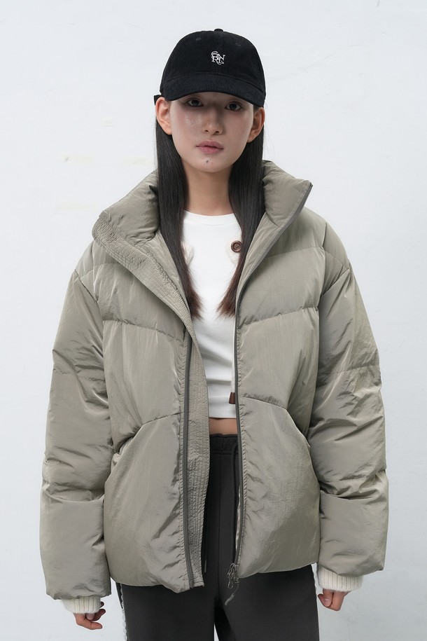 [25FW] UNISEX 에어 믹스 미니멀 숏 푸퍼는 미니멀한 스타일의 유니섹스 숏 패딩입니다. 가을, 겨울 시즌에 적합하며, 부드러운 촉감의 나일론 소재와 두꺼운 두께감으로 따뜻함을 제공합니다. 오버핏 디자인에 집업 여밈 방식으로 편안하게 착용 가능하며, 에어 믹스 충전재와 숏패딩 안감으로 보온성을 높였습니다. 출근룩, 여행룩 등 다양한 TPO에 활용 가능한 실용적인 아이템입니다. 베이지 컬러의 무지 스타일로 미니멀, 클래식, 캐주얼 룩에 모두 잘 어울립니다.
