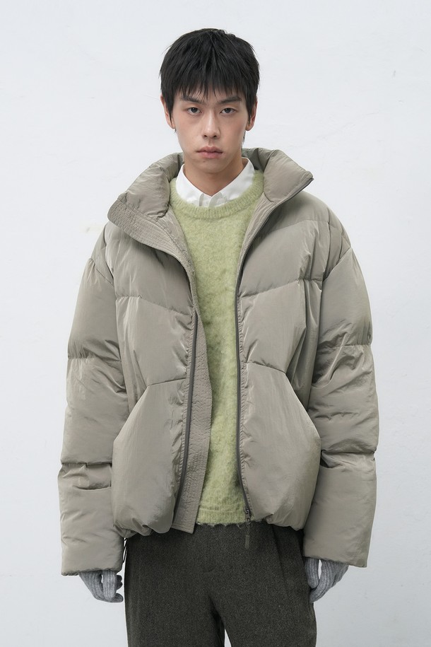 "[25FW] UNISEX 에어 믹스 미니멀 숏 푸퍼"는 겨울철 따뜻함과 스타일을 모두 갖춘 유니섹스 숏 패딩입니다. 부드러운 촉감의 나일론 소재와 두꺼운 두께감으로 뛰어난 보온성을 제공하며, 에어 믹스 기술을 더해 활동성을 높였습니다. 미니멀한 디자인과 무지 패턴은 어떤 스타일에도 잘 어울리며, 오버핏으로 편안한 착용감을 선사합니다. 집업 스타일로 간편하게 입고 벗을 수 있으며, 긴 소매와 숏 기장으로 트렌디한 룩을 연출할 수 있습니다. 베이지 컬러는 다양한 겨울 코디에 포인트를 더해줍니다.
