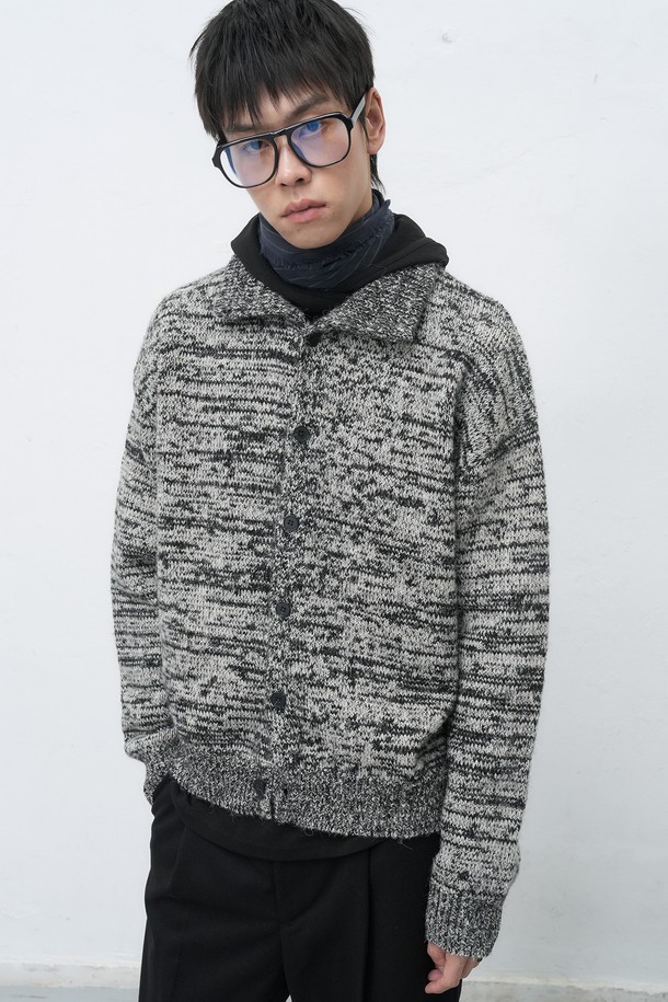 [25FW] MAN 빈티지 카라 버튼 가디건 [2COL]은 남성용 상의 가디건입니다. 가을과 겨울에 어울리는 두꺼운 두께감의 니트 소재로 제작되었으며, 부드러운 촉감을 자랑합니다. 블랙과 그레이 두 가지 색상으로 출시되었으며, 빈티지 디자인과 보카시 패턴이 특징입니다. 레귤러핏의 긴소매 카라넥 가디건으로, 버튼 디테일이 돋보입니다. 출근룩 또는 비즈니스 캐주얼 스타일과 클래식, 미니멀, 캐주얼 스타일에 잘 어울립니다.
