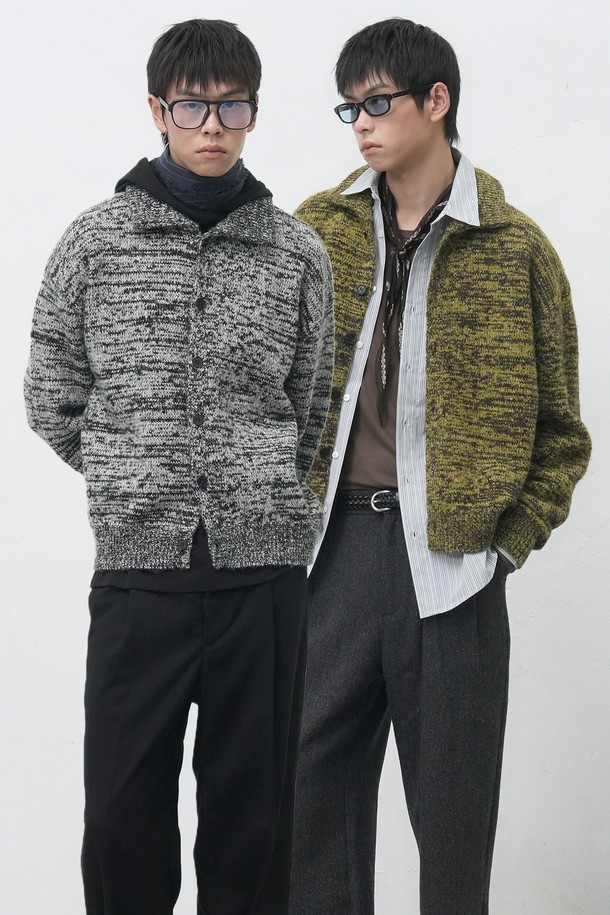 [25FW] MAN 빈티지 카라 버튼 가디건 [2COL]은 부드러운 니트 소재의 남성용 가디건입니다. 가을과 겨울에 어울리는 두꺼운 두께감과 긴소매 기장으로 따뜻하게 착용할 수 있습니다. 그레이와 올리브 두 가지 색상으로 출시되었으며, 보카시 무늬가 빈티지하고 캐주얼한 스타일을 더합니다. 카라넥 디자인과 버튼 디테일이 돋보이며, 레귤러핏으로 제작되어 편안한 착용감을 선사합니다. 출근룩과 모임룩 모두 활용 가능하며, 캐주얼, 클래식, 미니멀한 스타일 연출에 적합합니다.
