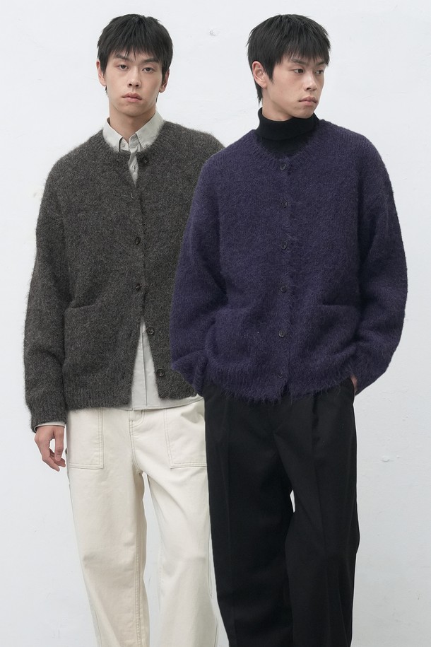 [25FW] MAN 울 블렌드 헤어리 루즈핏 가디건 [3COL]는 남성용 상의 가디건입니다. 가을, 겨울 시즌 착용하기 좋으며, 부드러운 촉감의 울 소재와 긴 소매 기장으로 제작되었습니다. 베이직하고 캐주얼한 스타일로, 일상 및 출근룩에 활용하기 좋습니다. 루즈핏으로 편안한 착용감을 선사하며, 라운드넥 디자인과 무지 패턴이 특징입니다. 그레이, 네이비 2가지 색상으로 제공되며, 두께가 두꺼워 따뜻하게 입을 수 있습니다.
