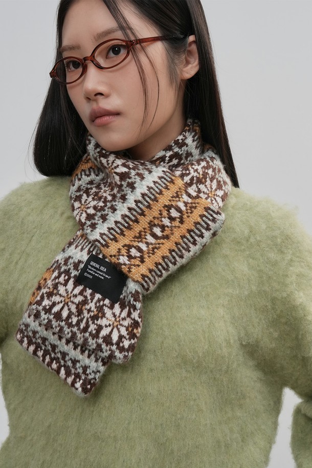 [25FW] UNISEX 페어아일 머플러 [3COL]는 부드러운 울 소재로 제작되어 가을, 겨울철 따뜻함을 선사하는 유니섹스 머플러입니다. 페어아일 패턴과 브라운, 화이트 컬러 구성으로 캐주얼, 클래식, 미니멀 스타일 모두 소화 가능하며, 출근룩에도 잘 어울립니다. 두꺼운 두께감과 니트 소재로 제작되어 뛰어난 보온성을 제공하며, 부드러운 촉감으로 편안하게 착용할 수 있습니다. 겨울철 방한용 머플러로, 스타일리시함과 따뜻함을 동시에 잡으세요.
