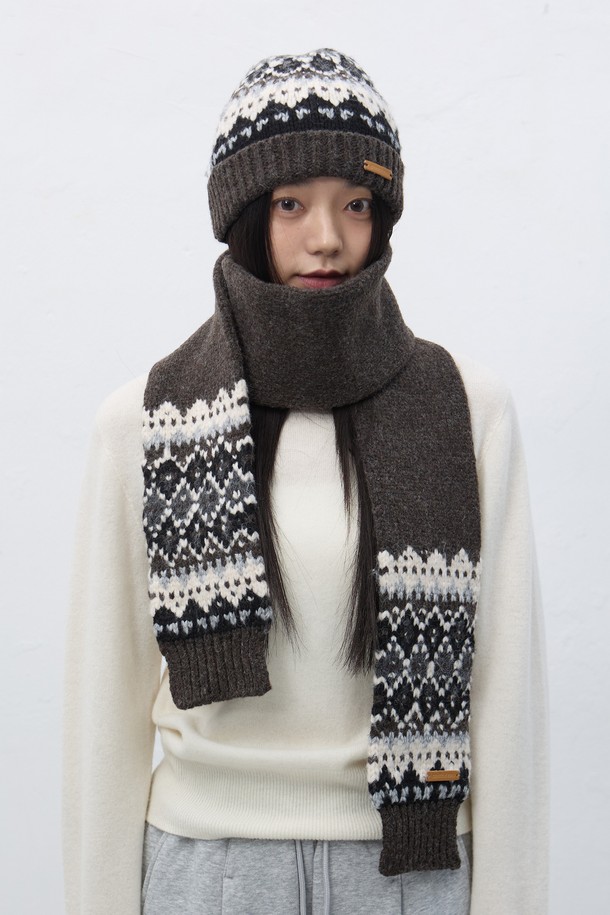 [25FW] UNISEX 노르딕 머플러 [3COL] / SBE4U96013는 가을, 겨울철 따뜻함과 스타일을 책임지는 유니섹스 머플러입니다. 부드러운 촉감의 울과 니트 소재로 제작되어 뛰어난 보온성을 제공하며 일상룩과 출근룩, 여행룩에 모두 잘 어울립니다. 노르딕 패턴이 돋보이며, 다크브라운, 화이트, 블랙 세 가지 색상으로 출시되어 다양한 스타일에 매치하기 좋습니다. 두꺼운 두께감으로 방한 효과를 높였으며, 세트 구성으로 더욱 실용적으로 활용할 수 있습니다. 캐주얼, 클래식, 미니멀 등 어떤 스타일에도 잘 어울리는 베이직한 디자인입니다.
