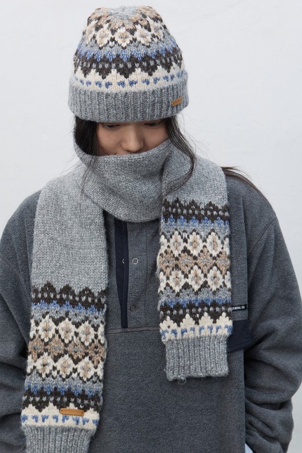 [25FW] UNISEX 노르딕 머플러 [3COL] / SBE4U96013는 캐주얼 스타일의 유니섹스 머플러입니다. 울 소재로 제작되어 부드러운 촉감과 뛰어난 보온성을 제공하며, 가을과 겨울철에 착용하기 좋습니다. 노르딕 패턴이 돋보이며, 그레이, 베이지, 블루, 브라운 4가지 색상으로 출시되었습니다. 두꺼운 두께감으로 따뜻함을 더하며, 머플러와 비니가 세트로 구성되어 실용성을 높였습니다.
