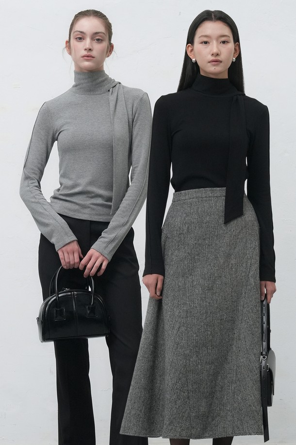 [WOMAN] 스카프 터틀넥 티셔츠 [2COL] / WBE4L01518는 여성 의류 상의, 터틀넥 티셔츠입니다. 미니멀, 베이직 스타일로 블랙, 그레이 두 가지 색상으로 출시되었습니다. 가을, 겨울 시즌에 어울리며, 슬림핏으로 제작되어 시크하고 클래식한 분위기를 연출합니다. 스카프 디테일이 돋보이며 일상, 출근룩에 활용하기 좋습니다. 긴소매 기장의 무지 티셔츠입니다.
