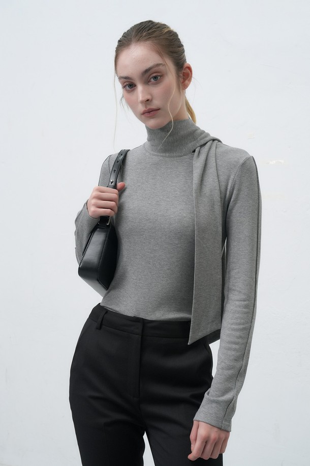 **WOMAN] 스카프 터틀넥 티셔츠 [2COL] / WBE4L01518**는 여성들을 위한 가을/겨울용 터틀넥 티셔츠입니다. 베이직하고 미니멀한 스타일로, 출근룩에 적합합니다. 슬림핏에 긴 소매 기장으로 디자인되었으며, 무지 패턴의 그레이 컬러로 어떤 옷에도 잘 어울립니다. 스카프 디테일이 포인트로 더해져 세련된 느낌을 줍니다.
