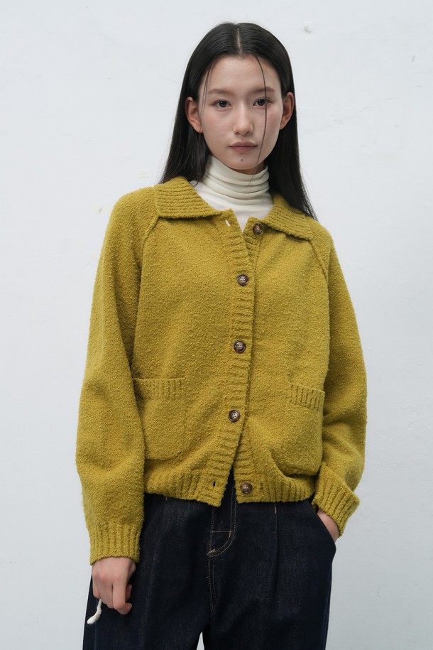 따뜻하고 포근한 분위기를 연출하는 [25FW] 우먼 부클 카라 포켓 가디건입니다. 부드러운 부클 소재와 옐로우 컬러가 어우러져 캐주얼하면서도 미니멀한 스타일을 완성합니다. 가을, 겨울 시즌에 어울리는 두꺼운 두께감으로 따뜻함을 선사하며, 레귤러핏과 크롭 기장으로 세련된 실루엣을 연출합니다. 카라 디자인과 버튼 여밈, 포켓 디테일이 돋보이며, 긴 소매로 편안함과 스타일리시함을 동시에 잡았습니다. 데일리룩에 포인트 아이템으로 활용하기 좋은 가디건입니다.
