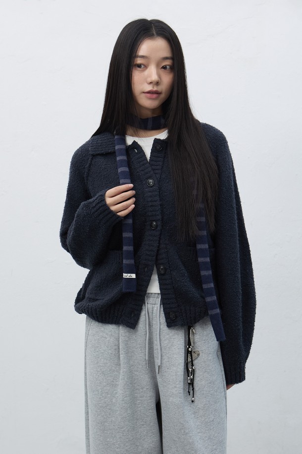 **[25FW] WOMAN 부클 카라 포켓 가디건 [3COL] / WBE4L04553**는 부드러운 부클 소재로 제작되어 포근한 착용감을 선사하는 여성 가디건입니다. 네이비 색상으로 출시되었으며, 가을과 겨울에 어울리는 두꺼운 두께감으로 따뜻하게 착용할 수 있습니다. 카라 디자인과 레귤러 핏으로 베이직하면서도 캐주얼한 스타일을 연출하며, 크롭 기장으로 트렌디함을 더했습니다. 긴 소매와 포켓 디테일이 실용성을 높여 일상생활에서 편안하게 활용하기 좋습니다.
