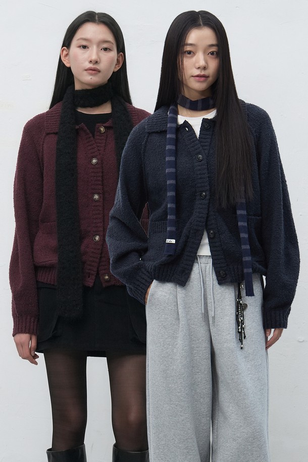 [25FW] WOMAN 부클 카라 포켓 가디건 [3COL] / WBE4L04553는 여성스러움과 포근함을 동시에 선사하는 가을, 겨울 시즌 필수 아이템입니다. 부드러운 촉감의 부클 소재와 두꺼운 두께감으로 따뜻하게 착용할 수 있으며, 레귤러핏으로 편안한 착용감을 제공합니다. 카라 디자인과 전면 포켓 디테일이 클래식하고 미니멀한 스타일을 완성하며, 출근룩이나 모임룩 등 다양한 TPO에 활용 가능합니다. 버건디, 네이비, 블랙 세 가지 색상으로 출시되어 취향에 맞게 선택할 수 있는 긴소매 가디건입니다.
