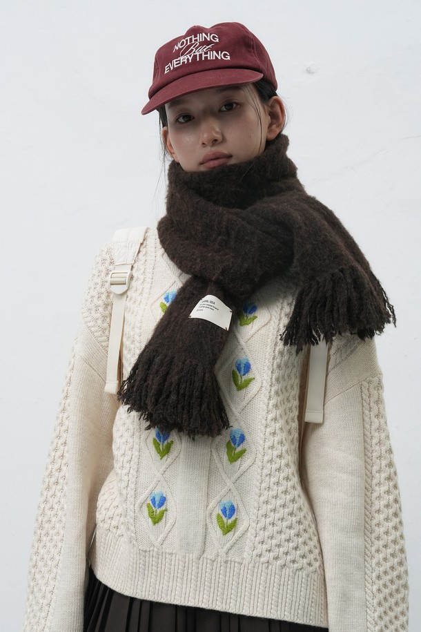 [25FW] WOMAN 플라워 케이블 니트 풀오버는 여성용 상의 니트/스웨터입니다. 아이보리 컬러의 울 소재로 제작되었으며, 가을과 겨울에 착용하기 좋습니다. 캐주얼 스타일의 레귤러 핏으로, 라운드 넥과 긴 소매 디자인이 특징입니다. 두꺼운 두께감과 부드러운 촉감, 플라워 자수 디테일, 플라워 및 케이블 패턴이 돋보이는 풀오버입니다.
