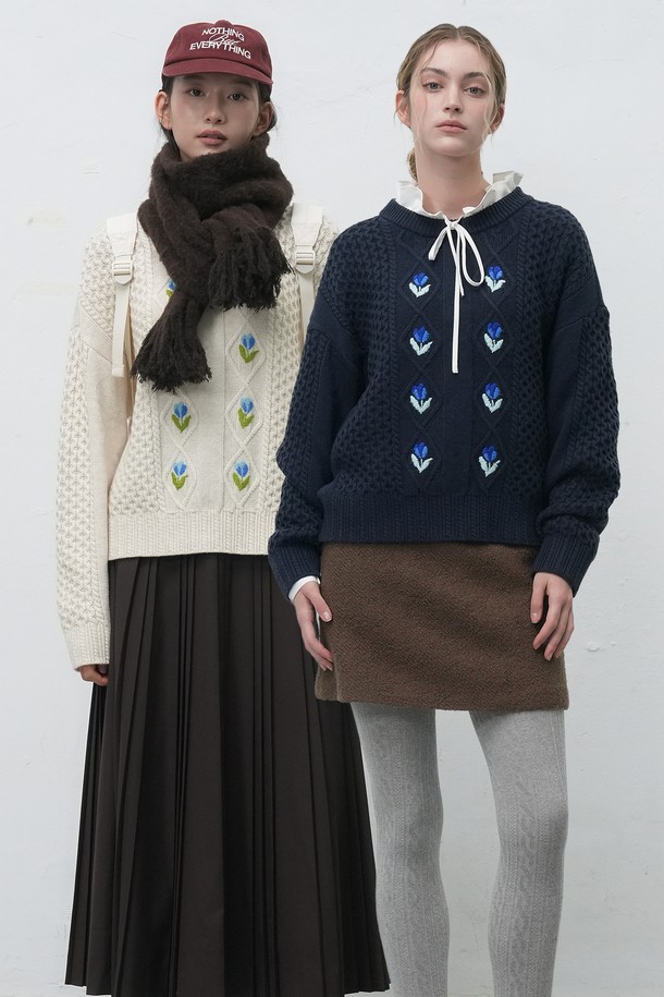 [25FW] WOMAN 플라워 케이블 니트 풀오버는 여성용 상의 니트/스웨터 제품입니다. 네이비, 화이트, 브라운 세 가지 색상으로 제공되며, 가을과 겨울에 따뜻하게 입을 수 있습니다. 울 소재로 제작되어 부드러운 촉감을 선사하며, 플라워 및 케이블 패턴, 자수 디테일이 돋보입니다. 레귤러핏 라운드넥 디자인에 긴소매 기장, 두꺼운 두께감으로 캐주얼하고 클래식한 스타일을 연출합니다.
