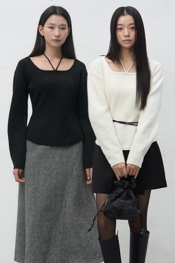 [25FW] WOMAN 스트랩 니트 풀오버 [3COL] / WBE4L05547은 여성용 니트/스웨터로, 가을과 겨울에 착용하기 좋은 두꺼운 두께감의 긴소매 풀오버입니다. 블랙과 화이트 두 가지 색상으로 출시되었으며, 미니멀하고 베이직한 스타일을 연출합니다. 스퀘어넥 디자인과 스트랩 디테일이 특징이며, 부드러운 촉감의 니트 소재로 제작되어 편안한 착용감을 선사합니다. 레귤러핏으로 제작되어 데이트룩, 모임룩 등 다양한 TPO에 활용 가능하며, 미니멀, 클래식, 캐주얼 스타일을 즐기는 분들께 추천합니다.
