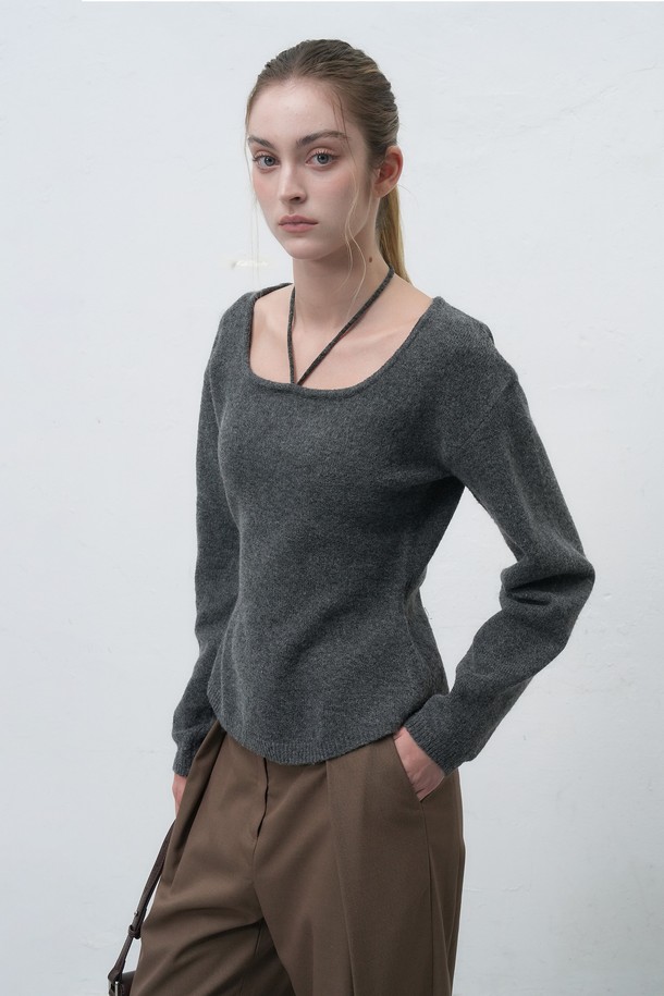 [25FW] WOMAN 스트랩 니트 풀오버 [3COL] / WBE4L05547는 여성용 상의 니트/스웨터 제품입니다. 부드러운 울 소재로 제작되어 가을과 겨울에 따뜻하게 착용할 수 있으며, 레귤러핏에 라운드넥 디자인으로 베이직하고 미니멀한 스타일을 연출합니다. 긴소매와 두꺼운 두께감으로 보온성을 높였으며, 그레이 컬러에 무지 패턴으로 다양한 코디에 활용하기 좋습니다. 출근룩과 모임룩, 클래식, 미니멀, 캐주얼 스타일 모두 소화 가능한 아이템으로, 스트랩 디테일이 포인트입니다.
