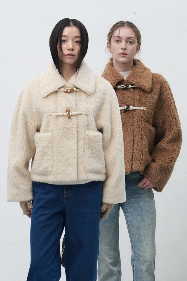 "[25FW] WOMAN 울 블렌드 페이크 퍼 더플 재킷"은 여성용 아우터로, 가을과 겨울에 착용하기 좋은 두꺼운 두께감의 더플 코트입니다. 캐주얼 및 베이직 스타일을 기반으로 하며, 아이보리 및 브라운 두 가지 색상으로 제공됩니다. 울과 페이크 퍼 소재를 사용하여 부드러운 촉감을 선사하며, 긴 소매와 레귤러 핏으로 편안한 착용감을 제공합니다. 토글 여밈 방식과 퍼 카라 디테일이 돋보이는 디자인으로, 일상에서 폭넓게 활용할 수 있습니다.
