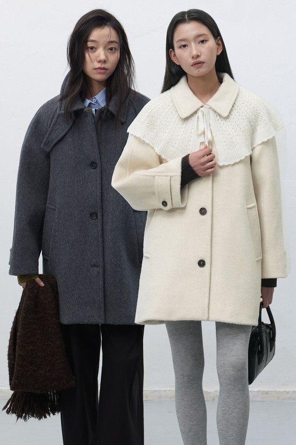 세련된 디자인과 뛰어난 보온성을 자랑하는 [25FW] WOMAN 울 발마칸 하프 코트입니다. 차콜, 오트밀, 네이비 3가지 색상으로 출시되어, 어떤 룩에도 자연스럽게 어울립니다. 클래식하고 베이직한 스타일로, 오피스룩, 출근룩, 모임룩 등 다양한 TPO에 활용 가능합니다. 레귤러핏의 하프 기장으로, 울 소재 특유의 고급스러운 분위기를 연출하며, 싱글 버튼 여밈 방식으로 간편하게 착용할 수 있습니다. 가을, 겨울 시즌에 따뜻하고 스타일리시하게 연출해 보세요.
