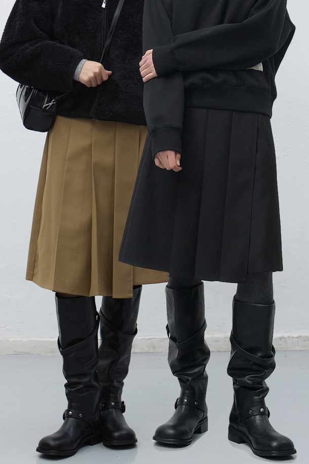 [25FW] WOMAN 플리츠 랩 스커트 [2COL]는 여성스러운 실루엣을 연출하는 플리츠 랩 스커트입니다. 미니멀하고 클래식한 디자인으로, 가을과 겨울에 따뜻하게 착용할 수 있습니다. 블랙과 베이지 두 가지 컬러로 출시되어, 다양한 오피스룩, 출근룩, 모임룩에 활용하기 좋습니다. 랩 스타일의 플리츠 디테일이 세련된 시크 스타일을 완성하며, 25FW 시즌을 대표하는 아이템입니다.
