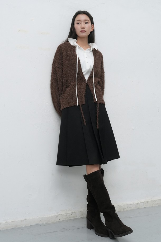 [25FW] WOMAN 플리츠 랩 스커트 [2COL]는 여성스러운 실루엣을 연출하는 플리츠 랩 스커트입니다. 미니멀하고 클래식한 디자인으로, 가을과 겨울에 따뜻하고 세련된 스타일을 완성해줍니다. 블랙과 베이지 두 가지 색상으로 제공되어, 오피스룩, 출근룩, 모임룩 등 다양한 TPO에 활용 가능합니다. 시크하고 세련된 무드를 연출하며, 플리츠 디테일이 은은한 포인트를 더합니다. 25FW 시즌을 맞아 출시된 이 스커트는 당신의 스타일을 한층 끌어올려 줄 것입니다.
