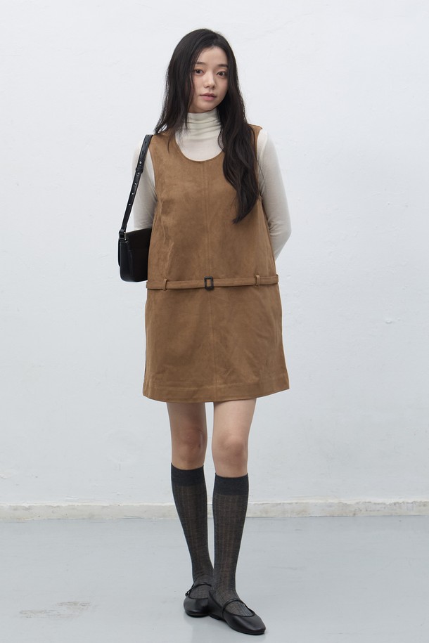 **[25FW] WOMAN 스웨이드 벨티드 원피스**는 부드러운 스웨이드 소재로 제작되어 가을, 겨울 시즌에 안성맞춤인 여성 원피스입니다. 다크 베이지, 블랙, 다크 브라운 3가지 색상으로 출시되었으며, A라인 미니 기장의 스퀘어넥 디자인에 허리 벨트 디테일로 포인트를 더했습니다. 레귤러핏으로 제작되어 편안하면서도 세련된 실루엣을 연출하며, 민소매 디자인으로 다양한 스타일링이 가능합니다. 데이트룩, 모임룩, 출근룩 등 TPO에 구애받지 않고 클래식, 미니멀, 시크한 무드를 연출할 수 있습니다.
