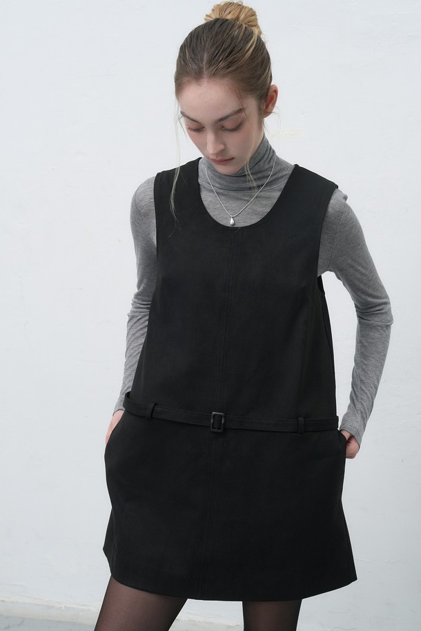 세련된 여성의 겨울 스타일을 완성할 [25FW] WOMAN 스웨이드 벨티드 원피스입니다. 부드러운 스웨이드 소재와 두꺼운 두께감으로 따뜻하고 포근한 착용감을 선사하며, A라인 핏이 여성스러운 실루엣을 연출합니다. 허리 벨트 디테일은 스타일리시함을 더하고, 라운드넥 디자인과 민소매 소매 기장으로 클래식하면서도 미니멀한 무드를 자아냅니다. 다크 베이지, 블랙, 다크 브라운 세 가지 컬러로 출시되어 데이트룩, 모임룩, 출근룩 등 다양한 TPO에 활용 가능합니다.
