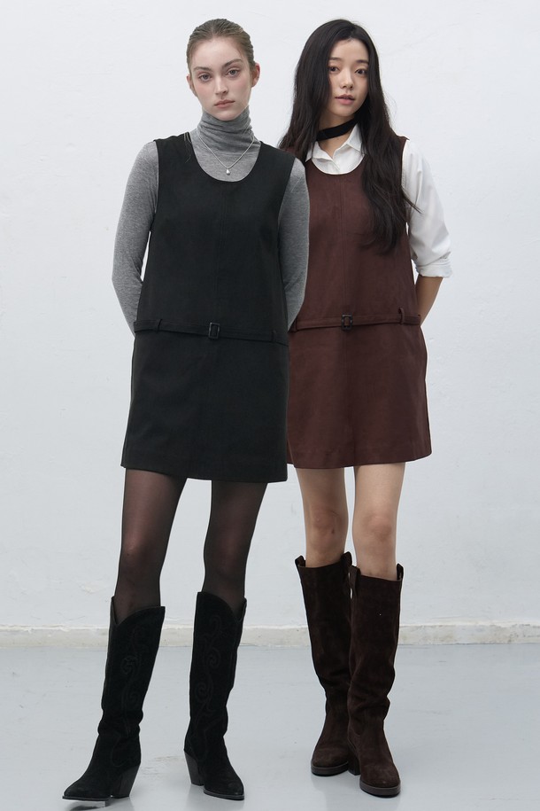 [25FW] WOMAN 스웨이드 벨티드 원피스 [3COL] / WBE4L15512는 부드러운 스웨이드 소재로 제작된 여성용 벨티드 원피스입니다. 다크 베이지, 블랙, 다크 브라운 3가지 색상으로 출시되었으며, 가을과 겨울에 어울리는 두꺼운 두께감으로 따뜻하게 착용할 수 있습니다. 라운드넥과 A라인 치마가 특징이며, 허리 벨트 디테일로 여성스러운 실루엣을 연출합니다. 미니멀하고 클래식한 스타일로 오피스룩, 모임룩, 데이트룩 등 다양한 TPO에 활용 가능합니다.
