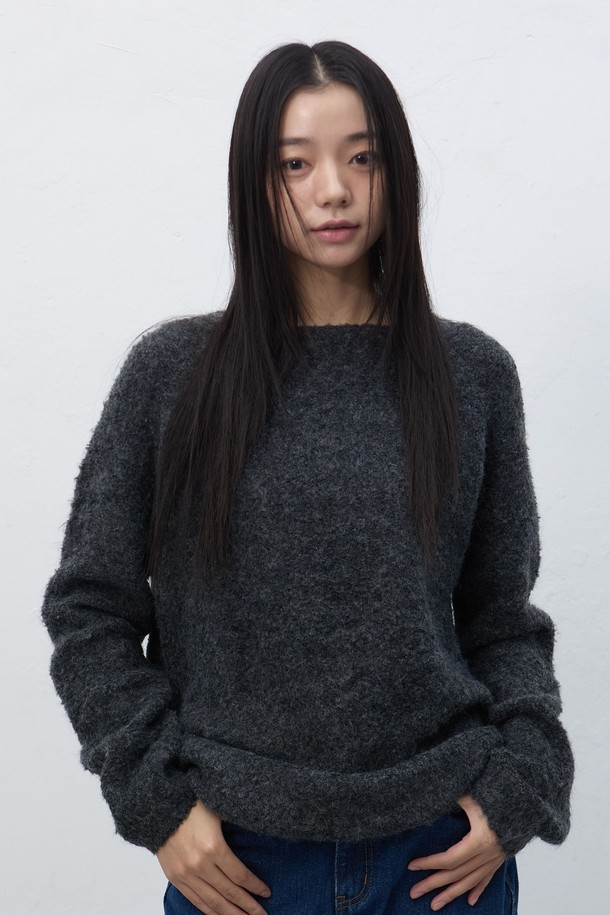 [25FW] WOMAN 넥 워머 루즈핏 부클 니트 [3COL]는 부드러운 촉감의 부클 소재로 제작되어 가을과 겨울에 따뜻하게 착용하기 좋은 여성 니트입니다. 아이보리, 차콜, 올리브 세 가지 색상으로 출시되어 다양한 스타일에 매치하기 용이합니다. 베이직 스타일의 무지 디자인에 루즈핏으로 편안함을 더했으며, 넥 워머 터틀넥 디자인으로 보온성을 높였습니다. 긴 소매 기장과 두꺼운 두께감으로 포근하고 세련된 겨울 스타일을 연출할 수 있습니다. 클래식, 미니멀, 캐주얼 등 폭넓은 스타일을 소화 가능한 데일리 니트입니다.
