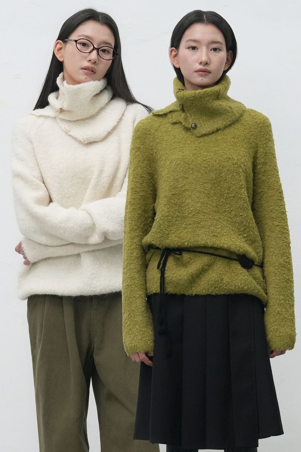 **[25FW] 우먼 넥 워머 루즈핏 부클 니트 [3COL] / WBE4L05550**

부드러운 부클 소재로 제작되어 포근한 착용감을 선사하는 여성용 넥 워머 루즈핏 니트입니다. 아이보리, 차콜, 올리브 세 가지 색상으로 출시되어 다양한 룩에 활용하기 좋습니다. 넥 워머 디자인과 루즈한 핏으로 편안하면서도 스타일리시하게 연출할 수 있으며, 가을, 겨울철 따뜻하게 입을 수 있는 두꺼운 두께감의 긴소매 니트입니다. 베이직하고 캐주얼한 스타일을 즐겨 입는 여성분들께 추천합니다. 특히 보온성이 뛰어나 추운 날씨에도 든든하게 몸을 감싸줍니다.
