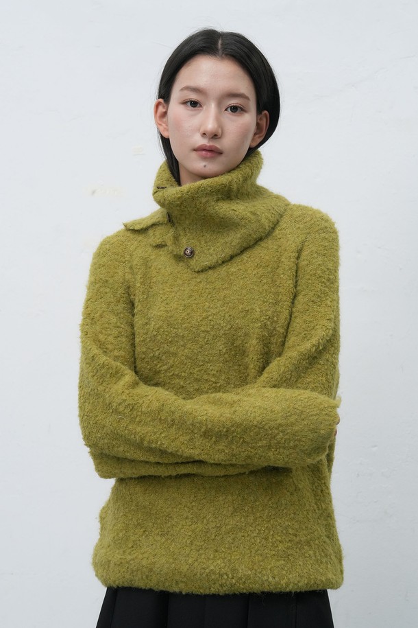 **[25FW] WOMAN 넥 워머 루즈핏 부클 니트 [3COL] / WBE4L05550**

부드러운 부클 소재로 제작된 여성용 넥 워머 루즈핏 니트입니다. 아이보리, 차콜, 올리브 세 가지 색상으로 출시되었습니다. 넥 워머 디테일이 적용되어 보온성을 높였으며, 터틀넥 디자인으로 포근한 느낌을 줍니다. 가을, 겨울 시즌에 베이직, 클래식, 미니멀, 캐주얼 스타일로 폭넓게 활용하기 좋습니다. 루즈핏으로 편안한 착용감을 선사하며, 두꺼운 두께감으로 따뜻하게 즐길 수 있습니다.
