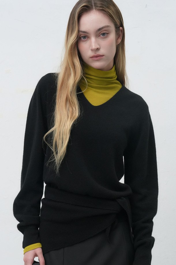 **[25FW] WOMAN 홀가먼트 울 브이넥 니트 풀오버 [4COL] / WBE4L05546**

가을과 겨울에 따뜻하게 입을 수 있는 여성용 홀가먼트 울 브이넥 니트 풀오버입니다. 부드러운 촉감의 울 소재로 제작되어 편안한 착용감을 선사하며, 레귤러 핏으로 어떤 스타일에도 잘 어울립니다. 베이직하고 미니멀한 디자인으로, 출근룩이나 모임룩 등 다양한 TPO에 활용할 수 있습니다. 클래식, 미니멀, 캐주얼 스타일 모두 소화 가능하며, 아이보리, 버건디, 차콜, 블랙 4가지 다채로운 색상으로 출시되었습니다. 긴 소매와 두꺼운 두께감으로 겨울철에도 따뜻하게 착용할 수 있습니다.
