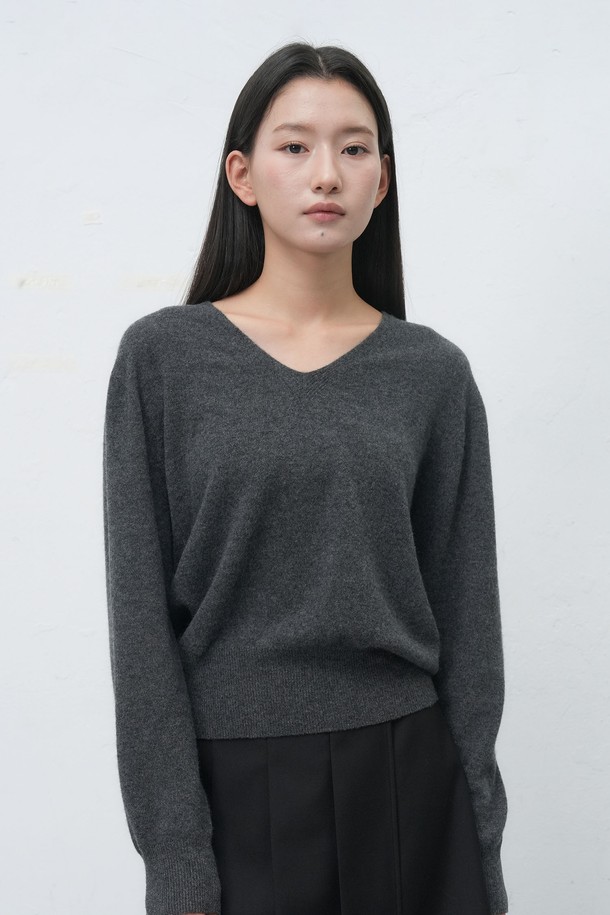 **[25FW] WOMAN 홀가먼트 울 브이넥 니트 풀오버 [4COL] / WBE4L05546**

부드러운 울 소재로 제작되어 포근한 착용감을 선사하는 여성 홀가먼트 브이넥 니트 풀오버입니다. 가을과 겨울 시즌에 적합하며, 베이직하고 미니멀한 스타일을 연출합니다. 레귤러 핏과 긴소매 디자인으로 편안하게 착용 가능하며, 아이보리, 버건디, 차콜, 블랙 4가지 다채로운 컬러 옵션을 제공합니다. 홀가먼트 기법으로 제작되어 깔끔한 핏과 고급스러운 분위기를 더하며, 다양한 룩에 활용하기 좋은 데일리 아이템입니다.
