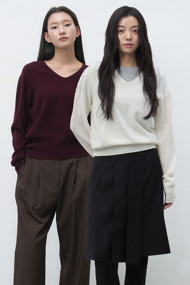 **[25FW] WOMAN 홀가먼트 울 브이넥 니트 풀오버 [4COL] / WBE4L05546**

부드러운 울 소재로 제작되어 포근한 착용감을 선사하는 여성용 홀가먼트 브이넥 니트 풀오버입니다. 가을, 겨울 시즌에 어울리는 두꺼운 두께감으로 따뜻함을 더하며, 레귤러 핏 디자인으로 편안하게 착용할 수 있습니다. 베이직한 스타일로 다양한 룩에 활용하기 좋으며, 클래식, 미니멀, 캐주얼 스타일을 연출할 수 있습니다. 아이보리, 버건디, 차콜, 블랙 4가지 다채로운 컬러로 출시되었습니다. 긴 소매 기장의 풀오버로, 데일리룩에 포인트 아이템으로 활용하기 좋습니다.
