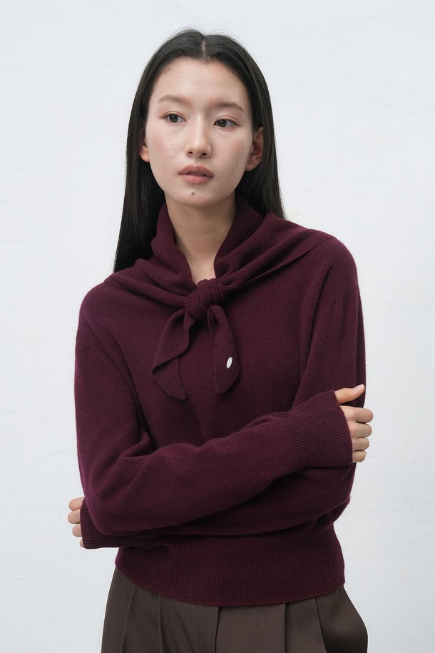 **[25FW] WOMAN 홀가먼트 울 브이넥 니트 풀오버 [4COL] / WBE4L05546**

부드러운 촉감의 울 소재로 제작된 여성용 홀가먼트 브이넥 니트 풀오버입니다. 가을과 겨울에 따뜻하게 착용하기 좋으며, 레귤러 핏으로 편안한 착용감을 선사합니다. 베이직한 디자인으로 클래식과 미니멀 스타일을 연출하기 용이합니다. 아이보리, 버건디, 차콜, 블랙 4가지 다채로운 컬러로 만나보세요. 긴 소매 기장과 두꺼운 두께감으로 포근함을 더했습니다.
