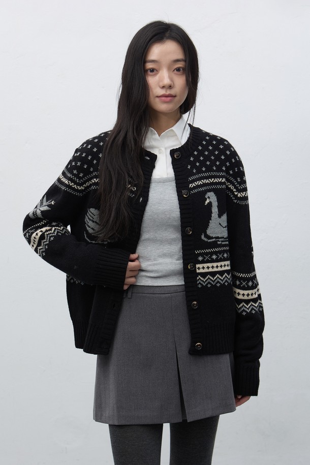 **[25FW] WOMAN 스완 노르딕 니트 가디건 [3COL] / WBE4L04551**

이번 시즌, 포근함과 스타일을 동시에 선사할 여성 노르딕 니트 가디건입니다. 부드러운 울 소재로 제작되어 따뜻하고 편안한 착용감을 제공하며, 가을과 겨울에 훌륭한 보온성을 자랑합니다. 클래식한 무드의 레귤러핏 디자인에 라운드넥, 긴 소매, 버튼 여밈 방식으로 간편하게 착용할 수 있습니다. 특히, 스완(Swan) 패턴이 돋보이는 디자인으로, 캐주얼하면서도 세련된 스타일을 연출하여 출근룩과 모임룩에 모두 활용하기 좋습니다. 블랙, 화이트 등 3가지 색상으로 출시되어 다양한 룩에 매치하기 용이합니다.
