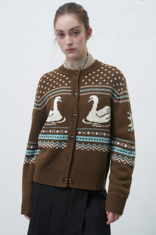 [25FW] WOMAN 스완 노르딕 니트 가디건은 부드러운 울 소재로 제작되어 가을, 겨울 시즌에 따뜻하게 착용할 수 있는 여성용 니트 가디건입니다. 크롭 기장의 레귤러핏으로, 캐주얼한 무드를 연출하며 데이트룩과 모임룩에 적합합니다. 라운드넥 디자인에 긴 소매, 두꺼운 두께감으로 포근함을 더하고, 스케이트 패턴의 노르딕 패턴이 돋보입니다. 버튼 여밈 방식으로 편안하게 착용할 수 있으며, 캐주얼, 클래식, 미니멀 스타일 모두 소화 가능한 활용도 높은 아이템입니다.
