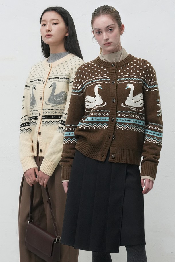 따뜻하고 포근한 [25FW] WOMAN 스완 노르딕 니트 가디건 [3COL]입니다. 부드러운 울 소재로 제작되어 가을, 겨울 시즌에 포근함을 선사하며, 캐주얼한 산책룩에 잘 어울립니다. 레귤러 핏에 라운드넥 디자인으로 편안하게 착용 가능하며, 스완(백조) 패턴과 노르딕 패턴이 더해져 여성스러운 감성을 더합니다. 긴 소매 기장의 두꺼운 니트 가디건으로, 버튼 여밈 방식이며 브라운, 아이보리 두 가지 컬러로 만나보실 수 있습니다.

