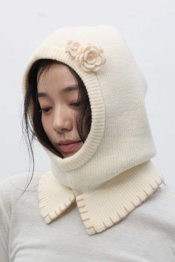 [25FW] WOMAN 스티치 바라클라바 [4COL] / WBE4L91526는 여성용 바라클라바입니다. 부드러운 니트 소재로 제작되어 깊은 모자 깊이와 얼굴 전체 및 목 부분을 따뜻하게 감싸줍니다. 겨울철 일상룩, 겨울 스포츠 활동 시 보온성을 높여주며, 캐주얼, 미니멀, 고프코어 스타일과 잘 어울립니다. 흰색 무지 디자인에 스티치 디테일이 포인트로 들어가 세련된 느낌을 더합니다. 산책룩이나 캠핑룩에 활용하여 스타일리시하면서도 따뜻한 겨울을 보내세요.
