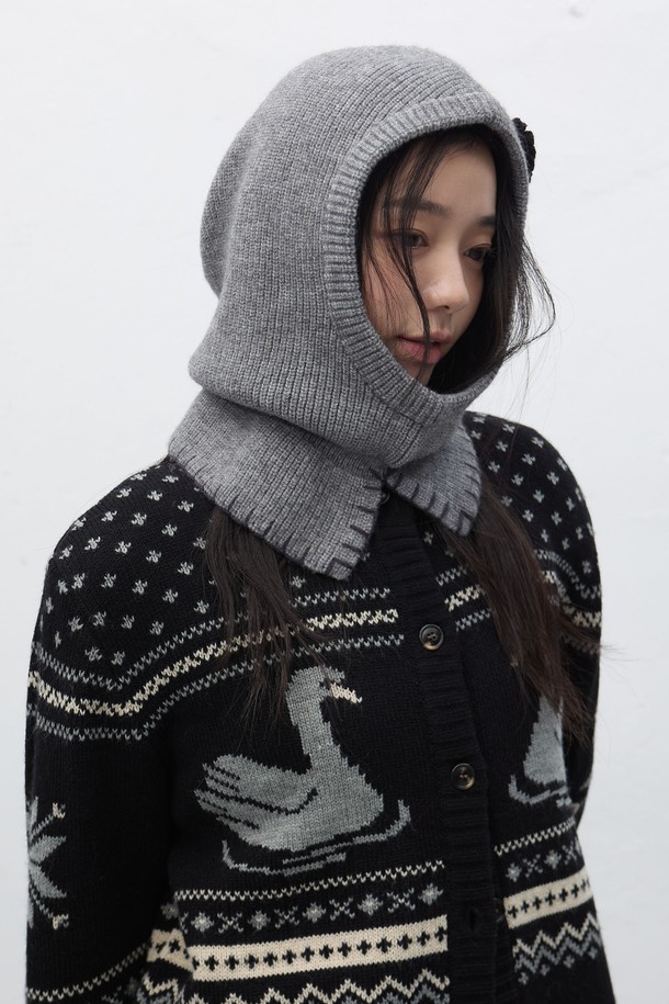 **[25FW] WOMAN 스티치 바라클라바 [4COL] / WBE4L91526**

부드러운 니트 & 울 혼방 소재로 제작되어 포근한 착용감을 선사하는 여성 바라클라바입니다. 깊이감 있는 디자인과 목까지 감싸는 스타일로, 가을과 겨울철 방한에 효과적입니다. 캐주얼, 미니멀, 클래식 스타일 모두 소화 가능한 디자인으로, 스티치 디테일이 포인트입니다. 그레이 컬러로 어떤 옷에도 매치하기 용이하며, 두꺼운 두께감으로 따뜻함을 더했습니다.
