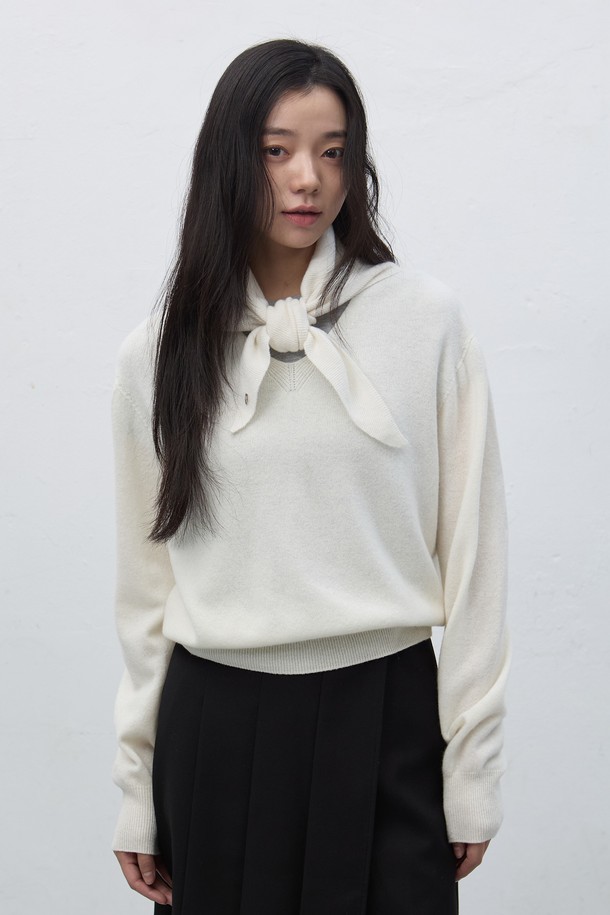 [25FW] 우먼 울 베이직 니트 스카프는 부드러운 울 소재로 제작되어 가을, 겨울철 따뜻함을 선사하는 여성용 스카프입니다. 베이직한 디자인과 무지 패턴으로 어떤 스타일에도 잘 어울리며, 클래식 및 미니멀 스타일을 즐겨 입는 분들께 추천합니다. 색상은 화이트, 블랙, 베이지, 브라운, 그레이 5가지로 구성되어 출근룩 등 다양한 일상복에 매치하기 좋습니다. 두꺼운 두께감으로 포근하게 감싸주며, 부드러운 촉감은 편안한 착용감을 제공합니다.
