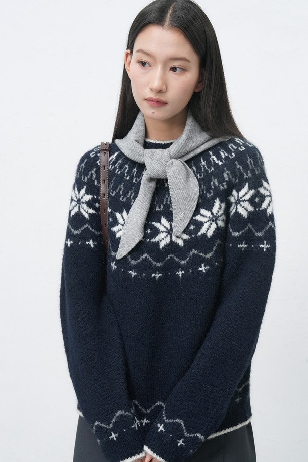 따뜻함과 스타일을 모두 갖춘 [25FW] 우먼 울 베이직 니트 스카프입니다. 부드러운 울 소재로 제작되어 가을, 겨울철 보온성을 책임집니다. 베이직한 디자인으로 클래식, 미니멀, 캐주얼 등 다양한 스타일에 매치하기 좋습니다. 5가지 다채로운 컬러로 출시되어, 취향에 맞게 선택하여 데일리 룩에 포인트를 더해보세요. 여성스러운 실루엣을 연출하며, 어떤 옷차림에도 자연스럽게 어울립니다.
