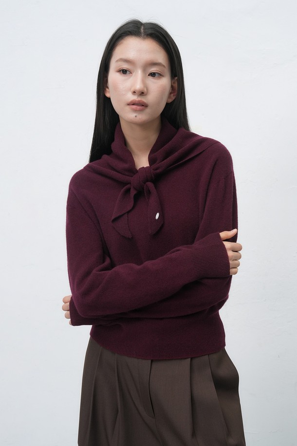 [25FW] 우먼 울 베이직 니트 스카프는 여성용 울 소재 스카프로, 가을과 겨울에 따뜻하게 착용하기 좋습니다. 베이직한 디자인으로 클래식, 미니멀, 캐주얼 등 다양한 스타일 연출에 활용할 수 있습니다. 부드러운 촉감과 두꺼운 두께감으로 포근함을 더하며, 5가지 컬러 옵션으로 폭넓은 선택이 가능합니다. 일상생활에서 데일리하게 활용하기 좋은 머스트 해브 아이템입니다.
