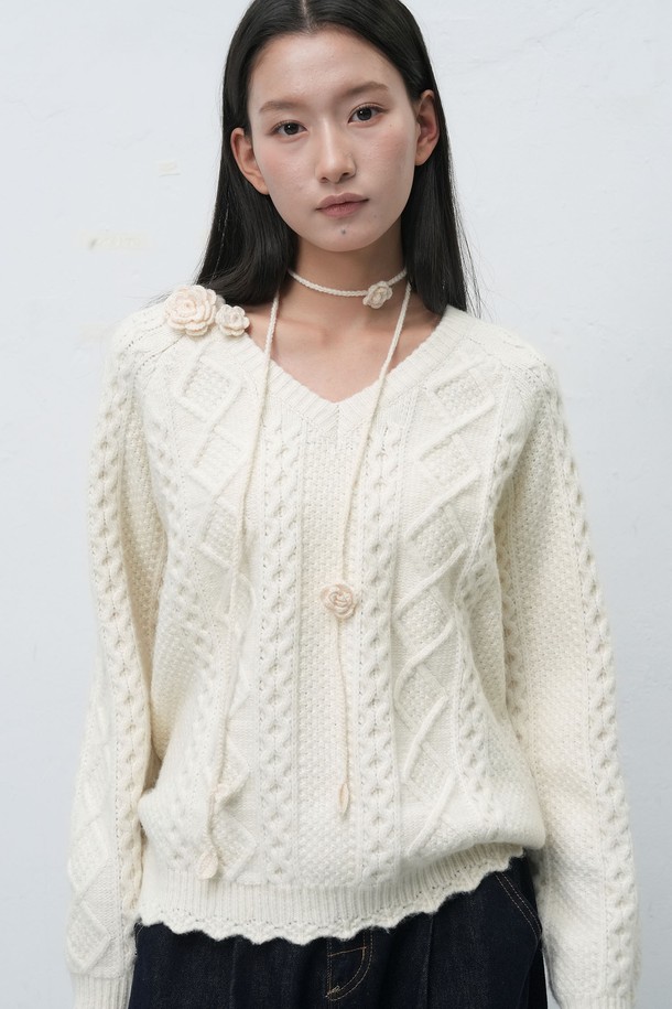 [25FW] WOMAN 핸드메이드 니트 플라워 스트랩 [3COL] / WBE4L98522는 여성스러운 무드를 더해줄 핸드메이드 니트 플라워 스트랩입니다. 부드러운 촉감의 두꺼운 니트 소재로 제작되어 가을, 겨울 시즌에 따뜻하게 착용할 수 있습니다. 아이보리 컬러의 플라워 & 케이블 패턴 디자인이 돋보이며, 데이트룩, 모임룩 등 로맨틱하고 걸리시한 스타일을 연출하기 좋습니다. 섬세한 플라워 디자인 장식이 특징이며, 클래식한 의상에도 포인트 아이템으로 활용하기 좋습니다. 여성스러운 룩을 완성해 보세요.
