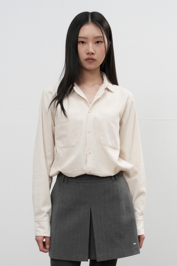 [25FW] UNISEX 슬림핏 코듀로이 오픈카라 셔츠는 가을과 겨울에 어울리는 유니섹스 셔츠입니다. 부드러운 코듀로이 소재로 제작되었으며, 베이직하고 캐주얼한 스타일을 연출합니다. 슬림핏 디자인과 오픈카라 네크라인이 특징이며, 데일리룩과 비즈니스 캐주얼에 활용하기 좋습니다. 아이보리 색상의 무지 패턴으로 다양한 하의와 쉽게 매치할 수 있으며, 넉넉한 기장의 긴 소매와 포켓 디테일로 실용성을 더했습니다. 클래식하면서도 미니멀한 무드를 원하는 분들께 추천합니다.
