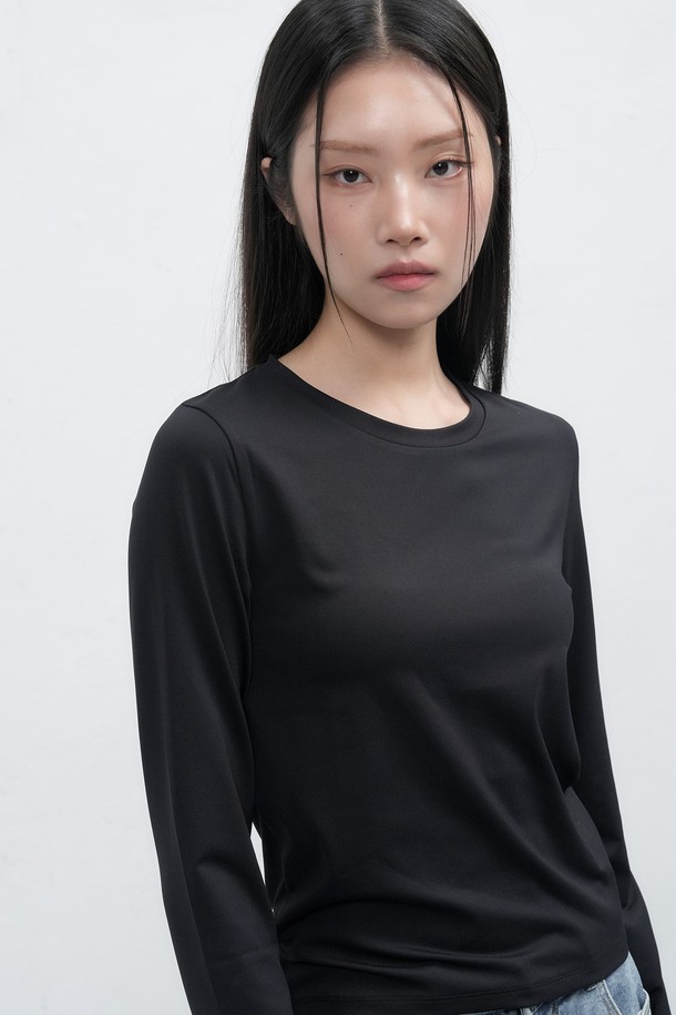 **[25FW] WOMAN 히트젯 라운드넥 티셔츠 [3COL] / WBE4L01515**는 여성스러운 실루엣을 살려주는 베이직하고 미니멀한 스타일의 긴소매 티셔츠입니다. 가을, 겨울 시즌에 적합하며, 부드러운 촉감의 폴리에스테르 소재에 발열 및 보온 기능을 더해 따뜻하게 착용할 수 있습니다. 레귤러핏 라운드넥 디자인으로 어떤 스타일에도 잘 어울리며, 출근룩에 활용하기 좋습니다. 히트젯 소재를 사용하여 뛰어난 보온성을 제공합니다. 블랙 컬러의 무지 디자인으로, 다양한 하의와 매치하여 미니멀, 클래식, 캐주얼 스타일을 연출할 수 있습니다.
