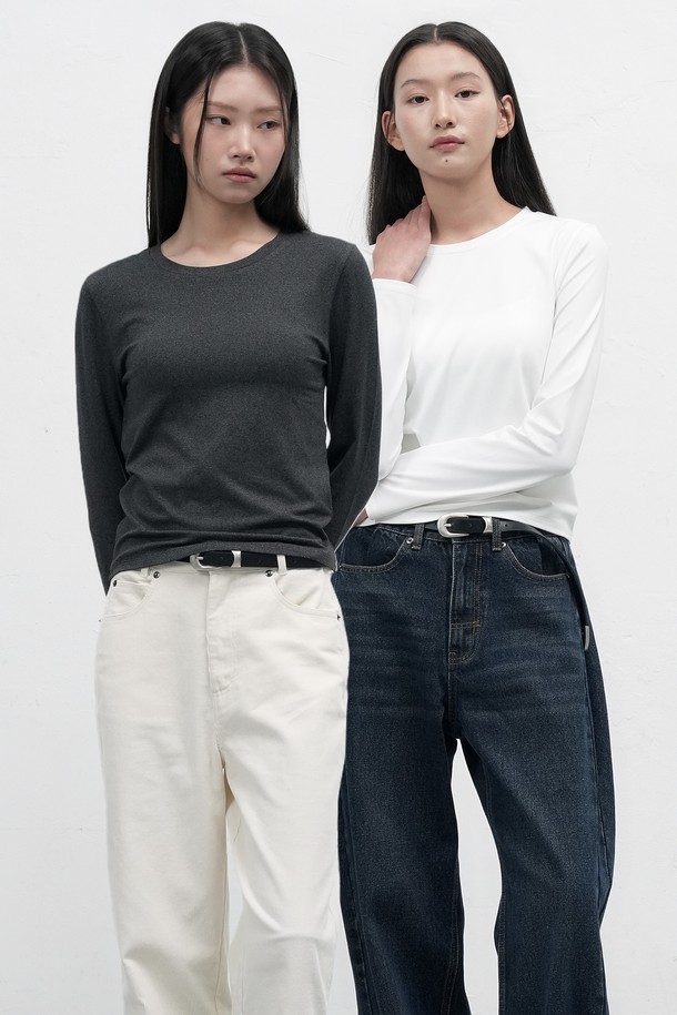 **[25FW] WOMAN 히트젯 라운드넥 티셔츠 [3COL] / WBE4L01515**

미니멀하고 베이직한 스타일의 여성용 히트젯 라운드넥 티셔츠입니다. 가을, 겨울 시즌에 적합하며, 부드러운 면 소재로 제작되어 편안한 착용감을 선사합니다. 발열 기능을 갖춘 두꺼운 소재로 보온성을 높였으며, 히트젯 기술을 적용하여 추운 날씨에도 따뜻하게 입을 수 있습니다. 라운드넥 디자인과 레귤러핏으로 다양한 스타일의 출근룩에 활용하기 좋습니다. 블랙, 화이트 2가지 색상으로 출시되었습니다.
