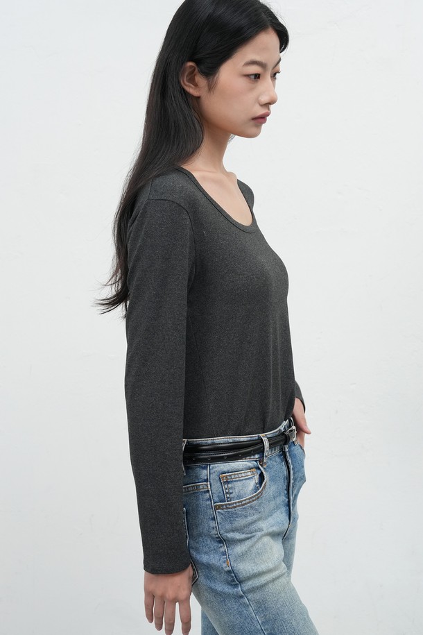 **[25FW] WOMAN 히트젯 히트 U넥 티셔츠 [3COL] / WBE4L01516**

쌀쌀한 가을, 겨울철 따뜻함을 선사할 여성용 히트젯 히트 U넥 티셔츠입니다. 베이직한 디자인에 블랙 컬러로, 다양한 출근룩 및 미니멀, 클래식, 캐주얼 스타일에 활용하기 좋습니다. 면 소재로 제작되어 부드러운 촉감을 제공하며, 레귤러핏과 긴 소매 기장으로 편안한 착용감을 선사합니다. 발열 및 보온 기능의 히트텍 소재로 제작되어 추운 날씨에도 따뜻하게 몸을 보호해 줍니다.
